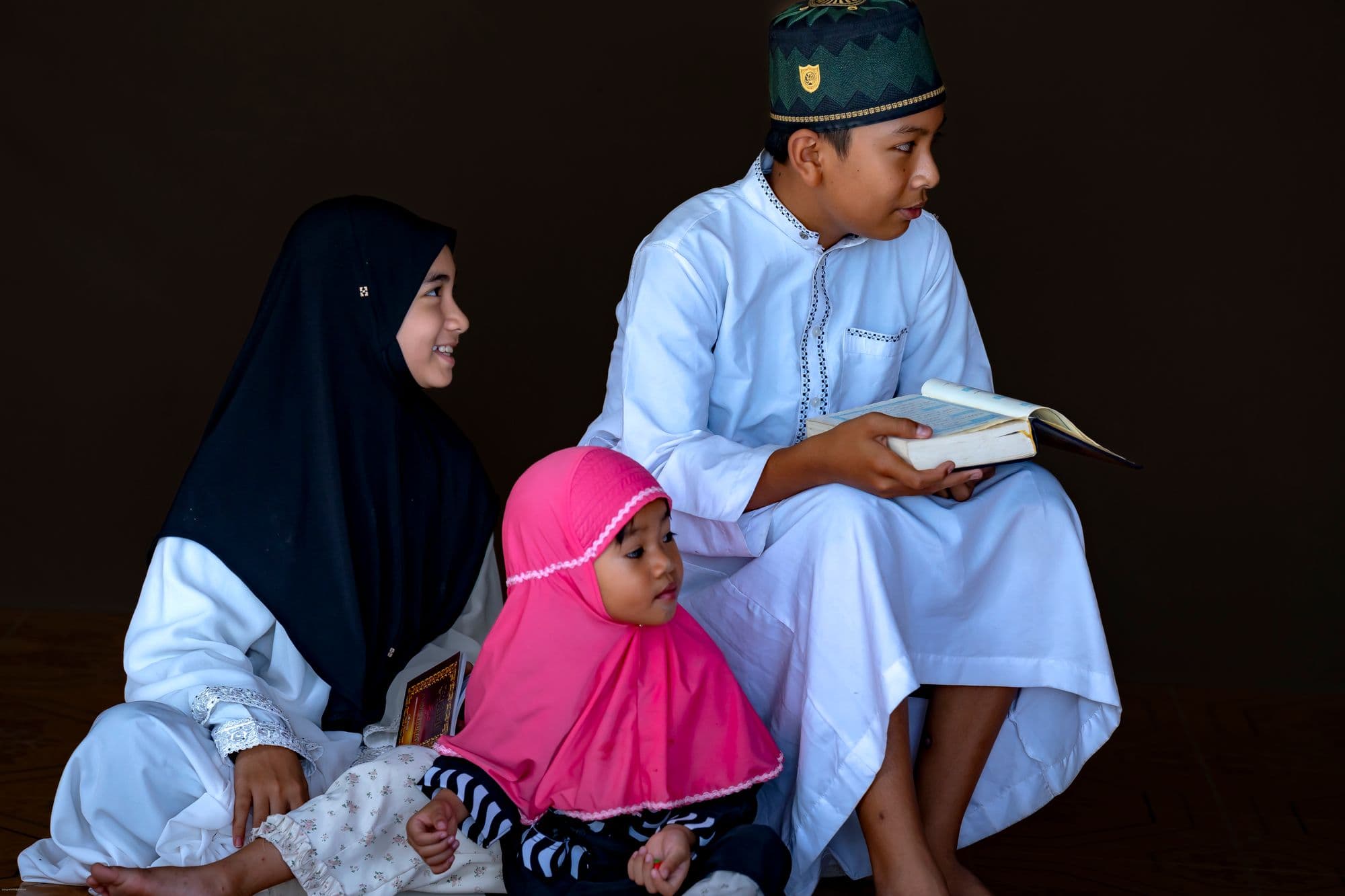 Children reading the Quran